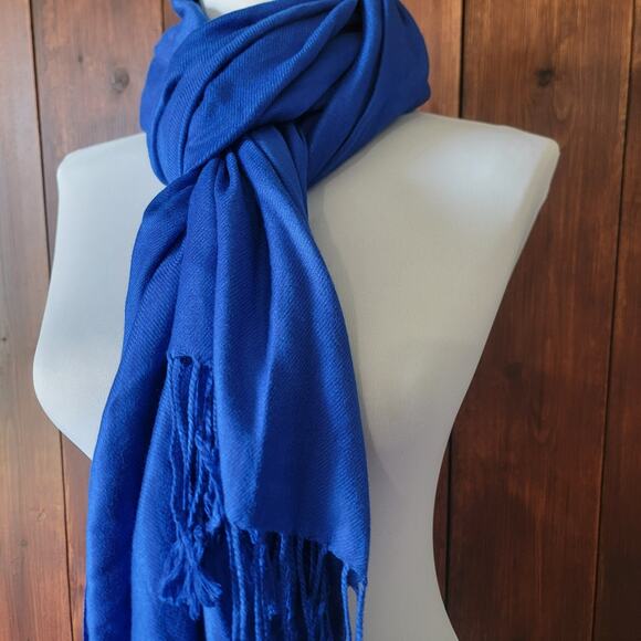 Liz Claiborne Blue Scarf 100% Rayon Fringe Soft Lush Wrap Shawl Women Accessory - Picture 2 of 7
